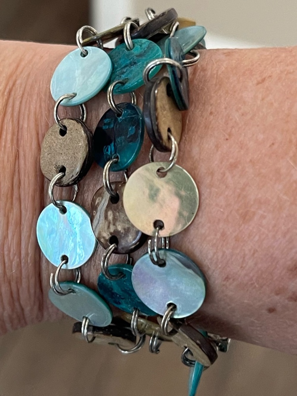 Set of 5 Bracelets and one pair of dangly shell Earrings.  Green/Yellow tones - Picture 6 of 14